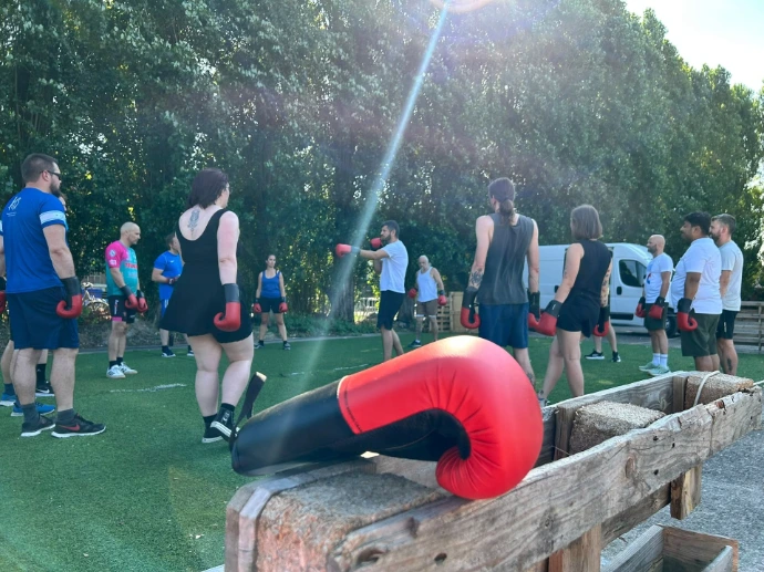 Grote groep deelnemers verzamelt buiten voor een groepsmoment van SHOBI Move en Relax