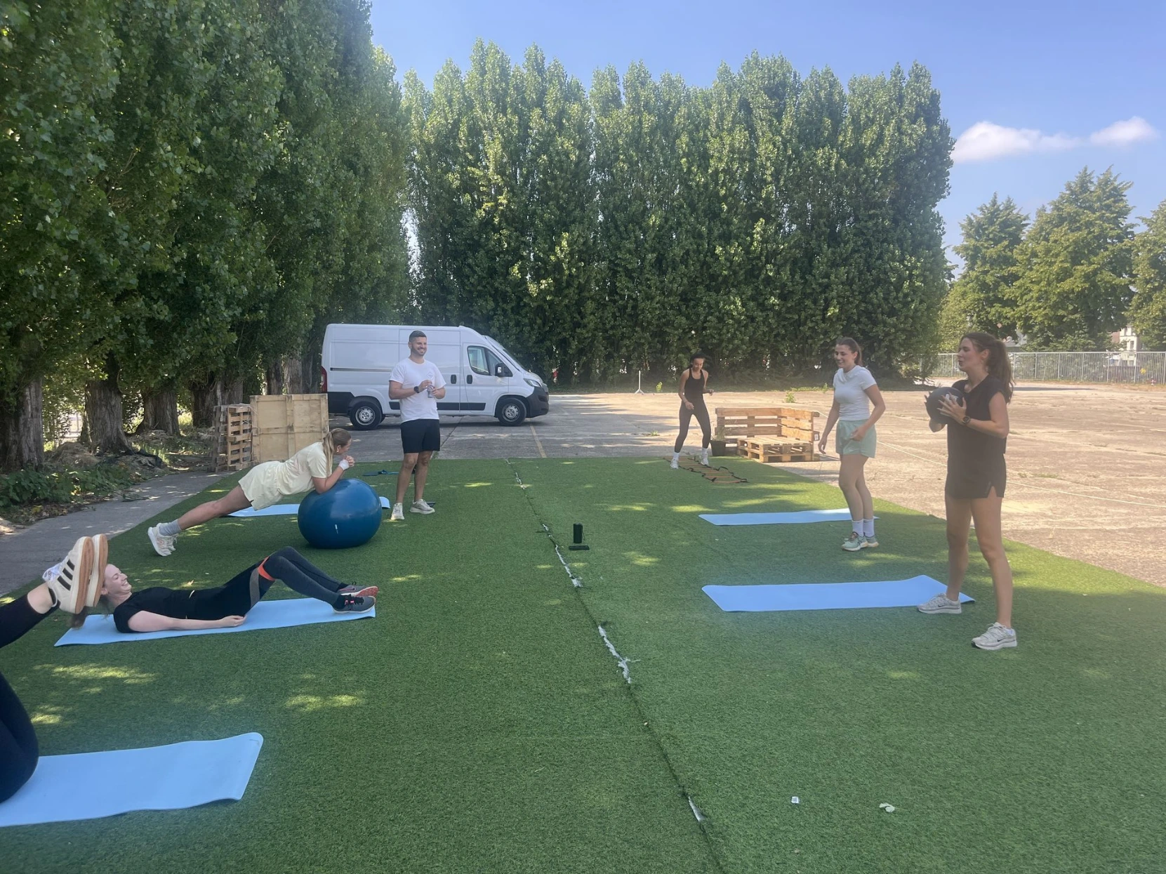 Full Body Circuit en Abs en Glutes op matjes in kleine groep