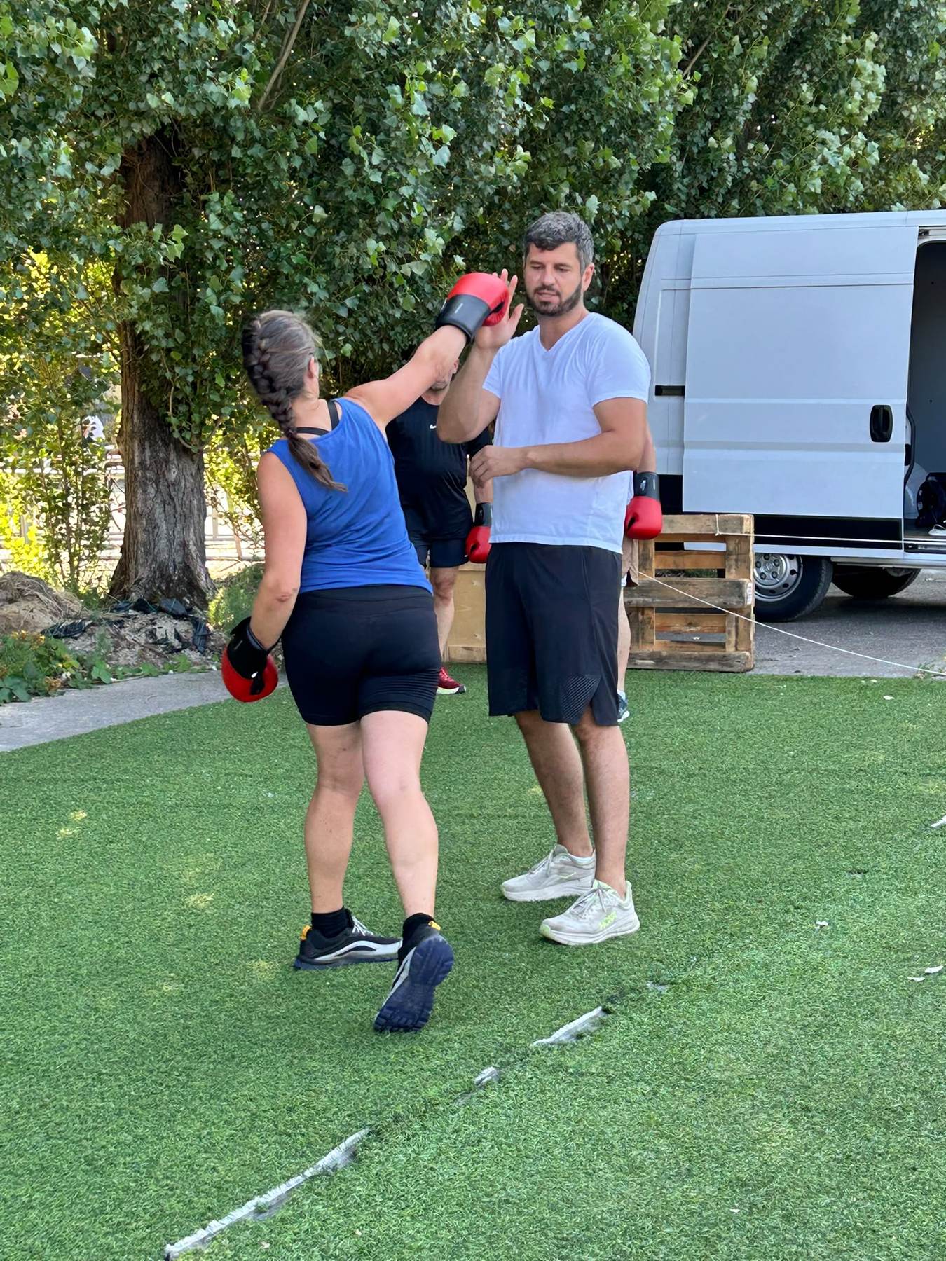 Buiten sporten in een kleine groep met bokshandschoenen bij SHOBI Move & Relax