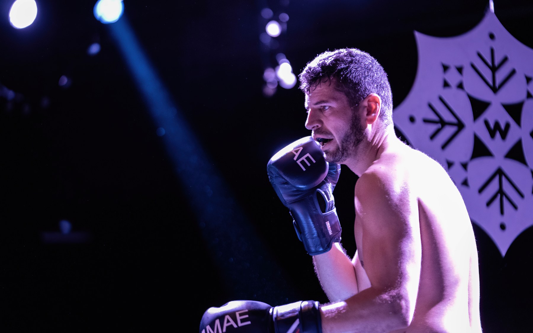 Coach Karel in de ring tijdens een bokswedstrijd